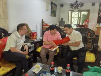 大亚湾环境水务集团党总支组织开展“七一”慰问党员活动