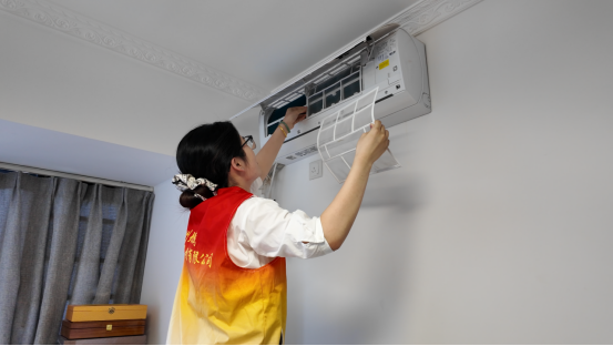 免费上门给社区居民“洗空调”